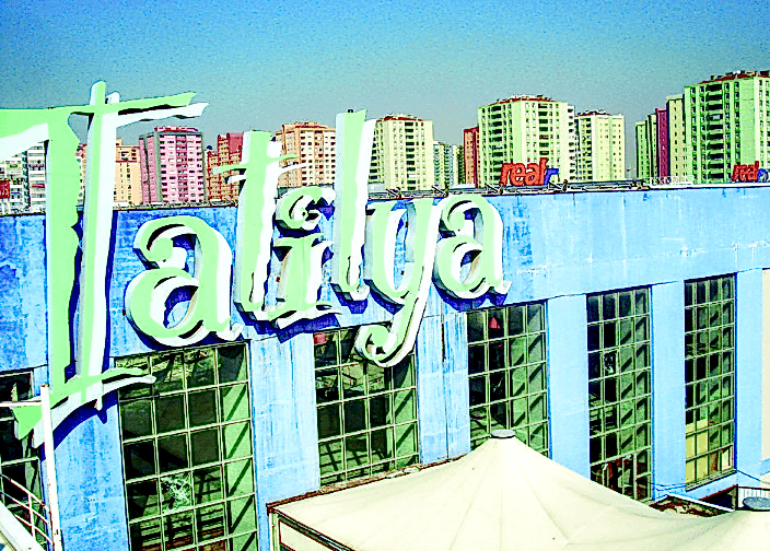 Tatilya Eğlence Cumhuriyetinin Yıkımı